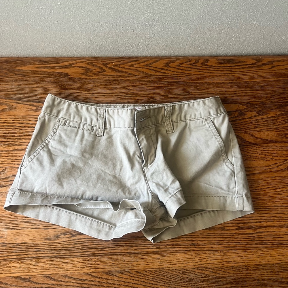 Juniors khaki short Mossimo size 3, fit 6. With side pockets and back pockets